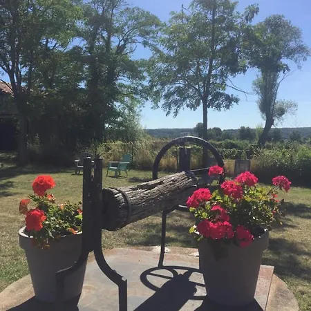 D'hotes Domaine Les Grands Perons Bed & Breakfast