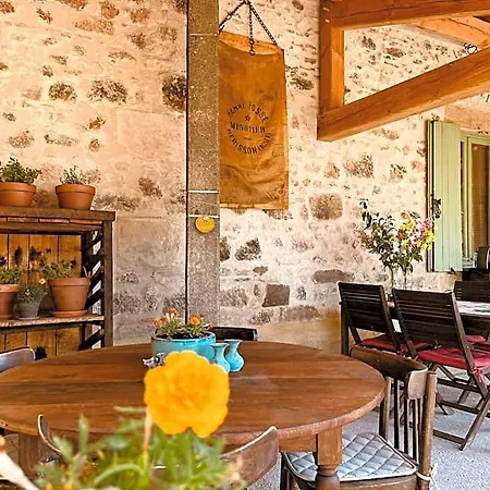 D'hotes Domaine Les Grands Perons Bed & Breakfast